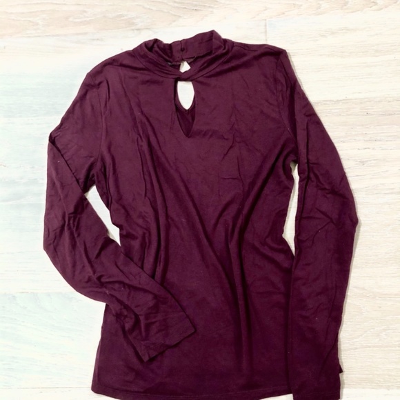 Twist mock neck, keyhole, long sleeve maroon top - Picture 6 of 6